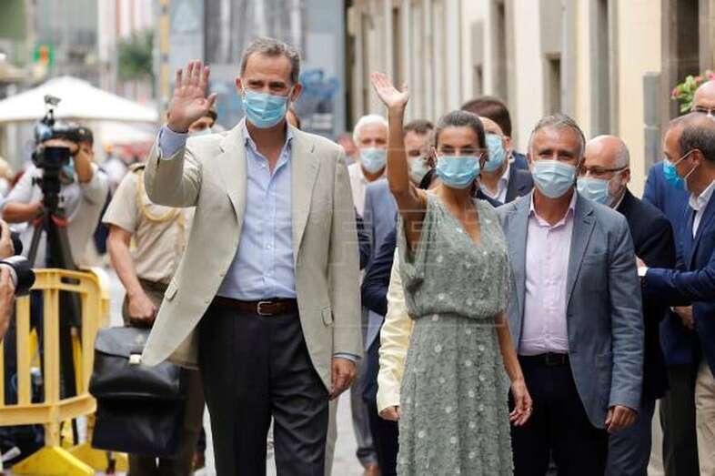 El rey Felipe VI (i) y la reina Letizia (c) a su llegada a la Casa-Museo Pérez Galdós junto al presidente de Canarias, Ángel Víctor Torres (d) (Foto EFE / Ballesteros)